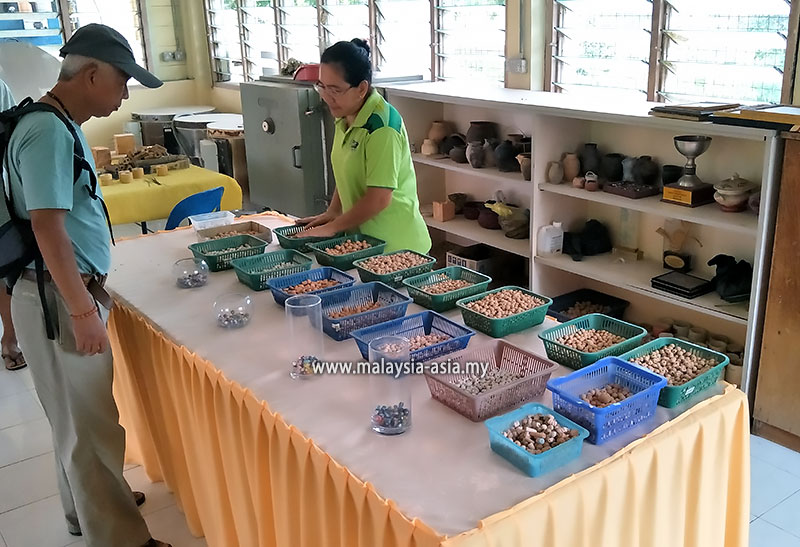 long-tuma-ceramic-beads-centre What to do in Lawas